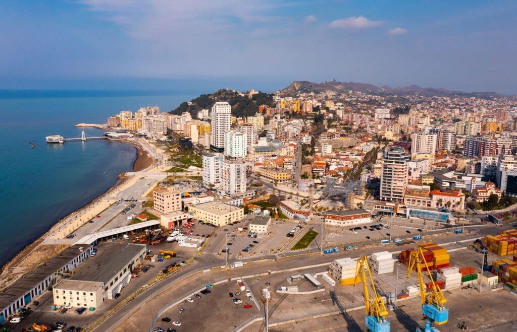 Küstenansicht mit Hafen