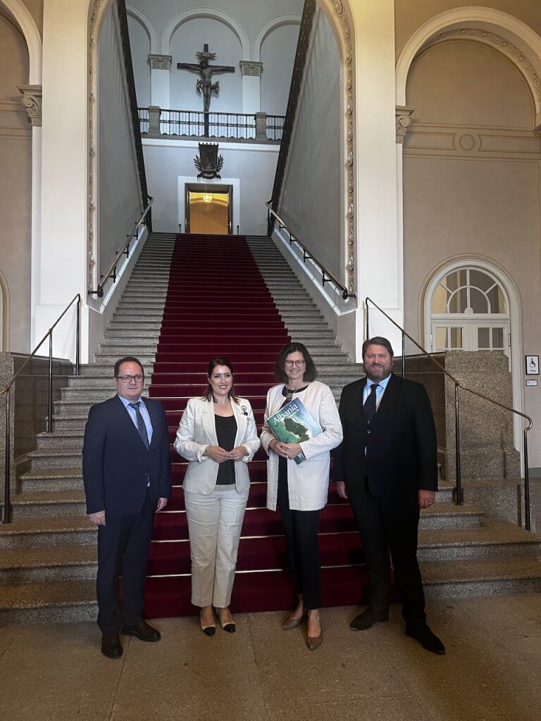 Dr.Markus Schuhmann, Ilse Aigner, Ogerta Manastirliu, Arten Hanku