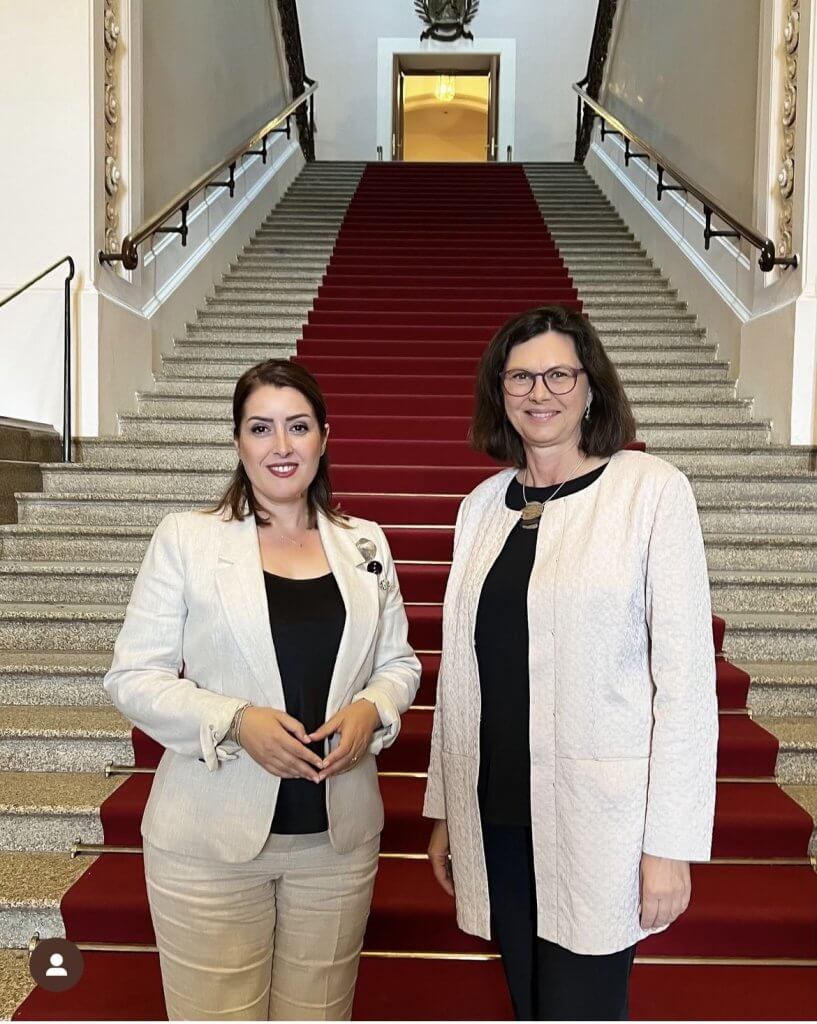 Ilse Aigner, Ogerta Manastirliu