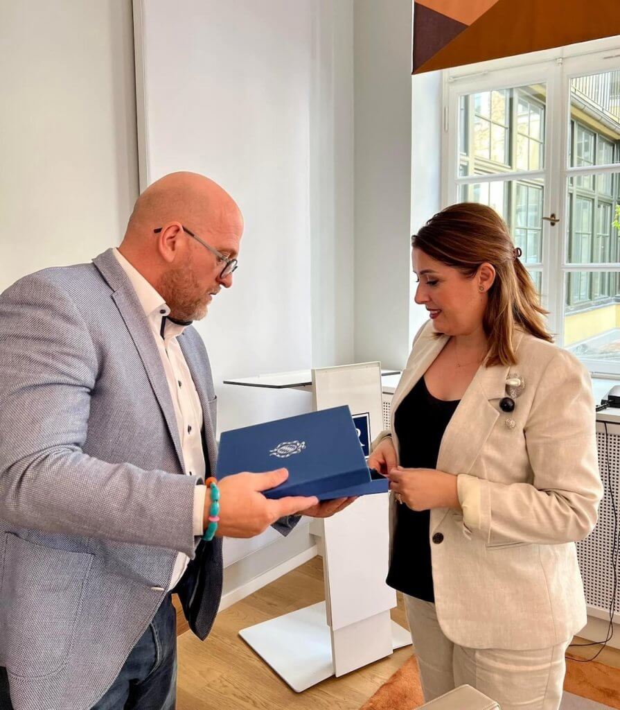 Ogerta Manastirliu, Dr. Robert Aures