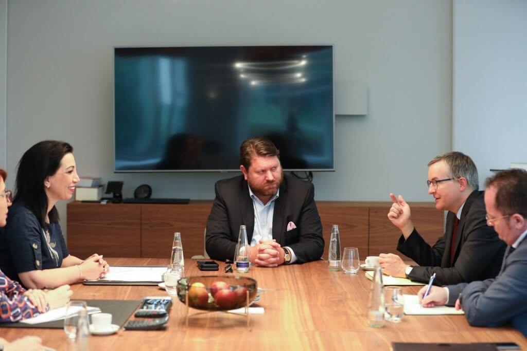 Gemeinsames Treffen von Kultusministerin Evis Kushi, Ministerialrat Stefan Schumann und Dr. Markus Schuhmann in der Kanzlei Schuhmann Rechtsanwälte